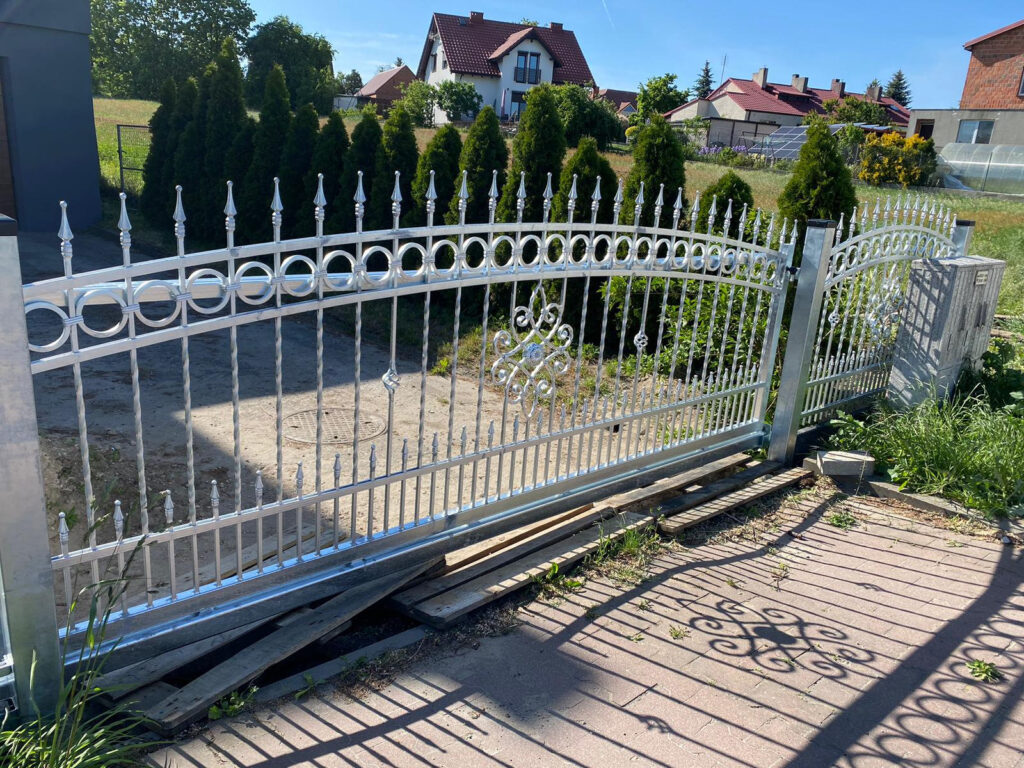 ogrodzenia kute - ogrodzenia ozdobne - kowal - metaloplastyka gniezno