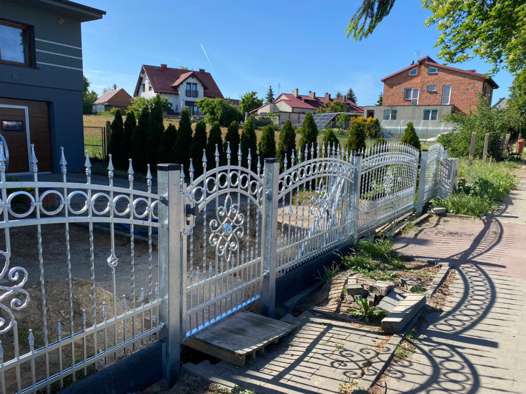 ogrodzenia kute - ogrodzenia ozdobne - kowal - metaloplastyka gniezno